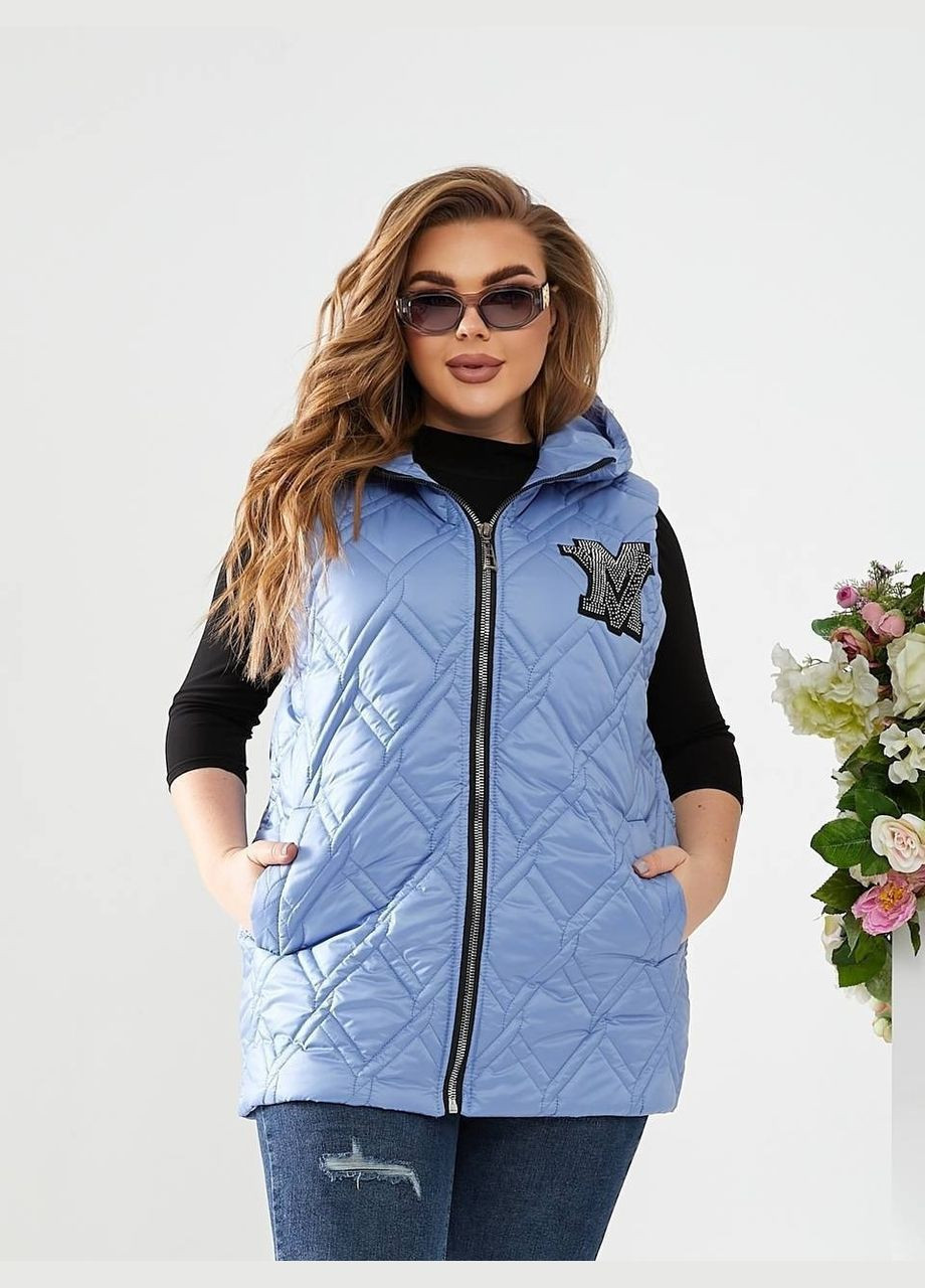 Женская жилетка батал голубая стеганая безрукавка жилет большой размер с капюшоном на молнии карманы нашивка с камнями Viki Жилет (316218935)