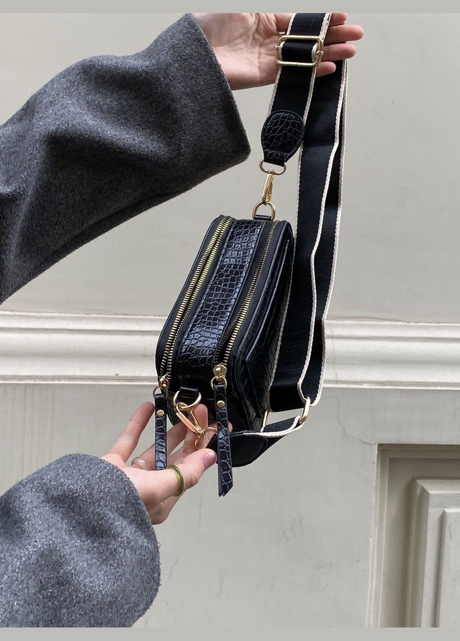 Жіноча сумка крос-боді на широкому ремінці рептилія крокодил чорна No Brand (296008230)