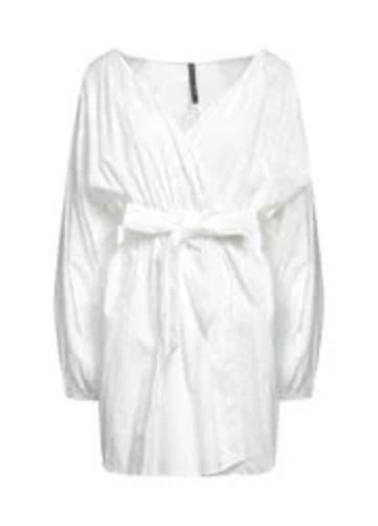 Молочное кэжуал платье на запах Manila Grace с цветочным принтом