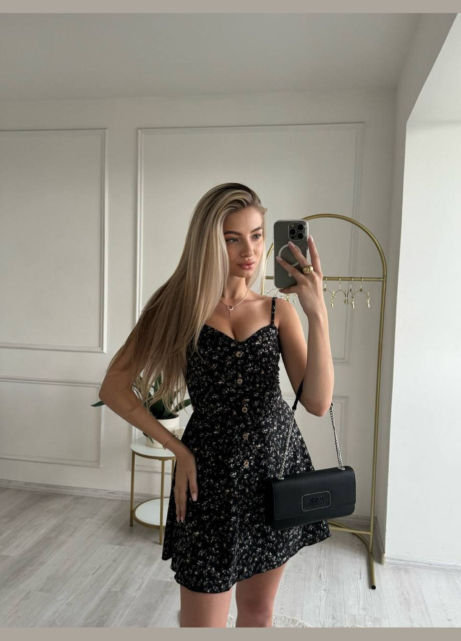 Чорна яскрава літня коротка сукня без рукавів з квітковим принтом, легка та повітряна, ідеальна для теплих днів та стильних образів. No Brand з квітковим принтом