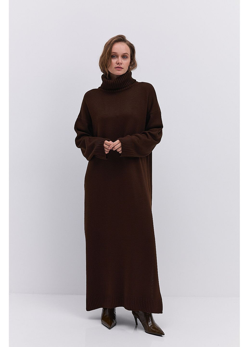 Коричнева вязана зимова сукня світло-сіра з високим коміром і розрізом збоку Arjen