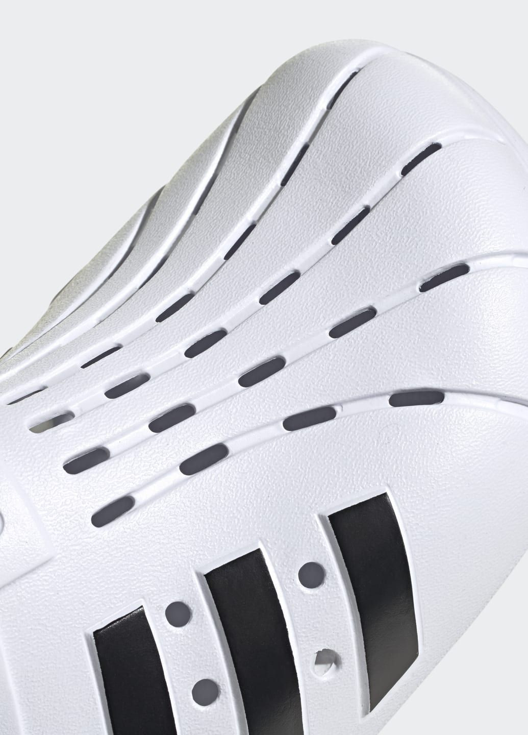 Белые клоги adilette adidas