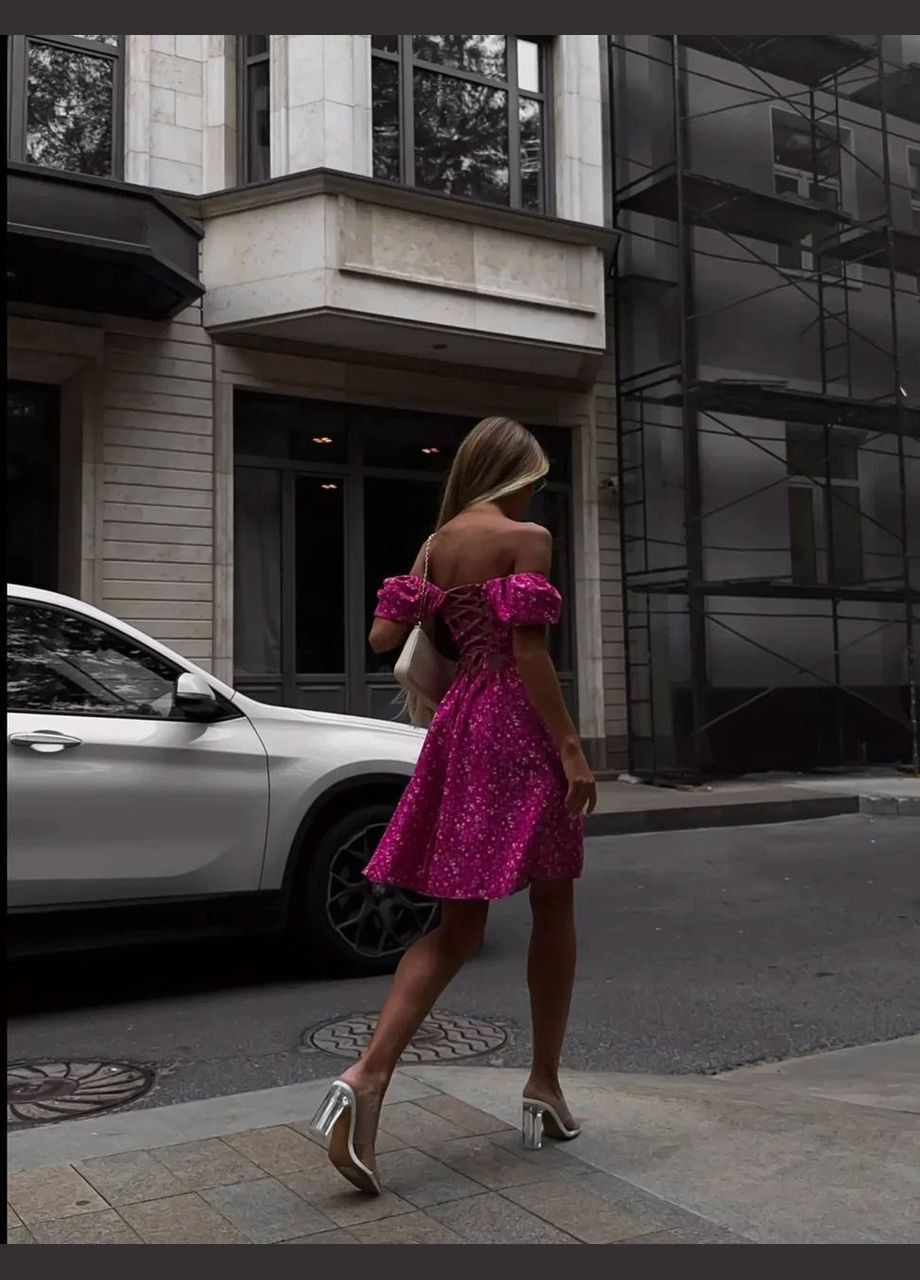 Фуксиновое (цвета Фуксия) красивое короткое летнее платье из софта в цветочном принте с открытым декольте, лёгкое платье со спущенным рукавом No Brand