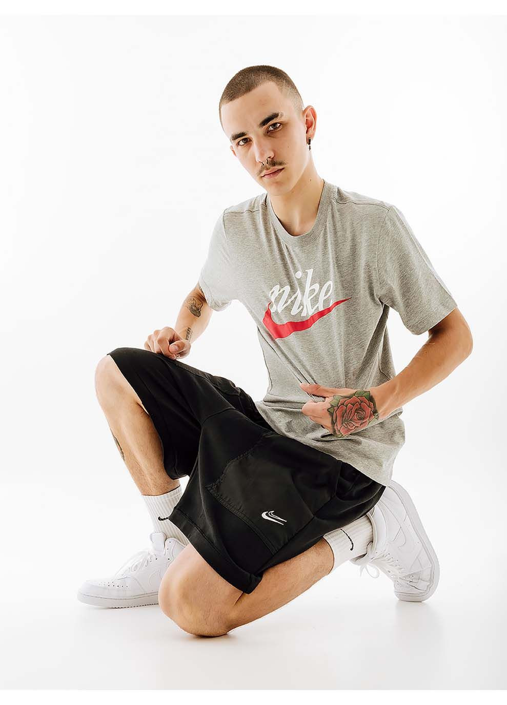 Серая мужская футболка m nsw tee futura 2 серый Nike