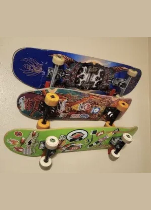 Держатель для скейтбордов, лонгбордов на стену пластиковый / Настенное крепление для скейтборда Серый UA3D (303629334)