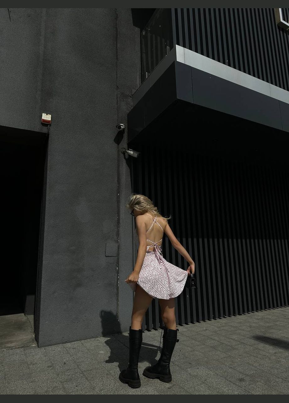 Шикарний літній короткий комбінезон без рукава та зі шнурівкою на спині, комбез у квітковому принті та відкритим декольте No Brand 490-1 білий