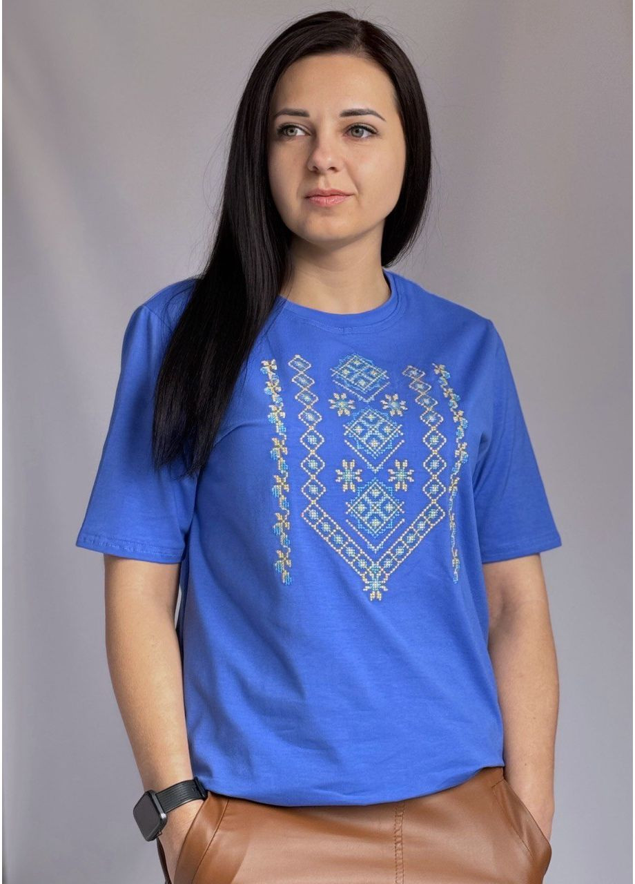 Блакитна жіноча футболка вишиванка смарагдового кольору вишита біло-блакитним хрестиком візерунок орнамент пряма стрейч кулір (354788243)