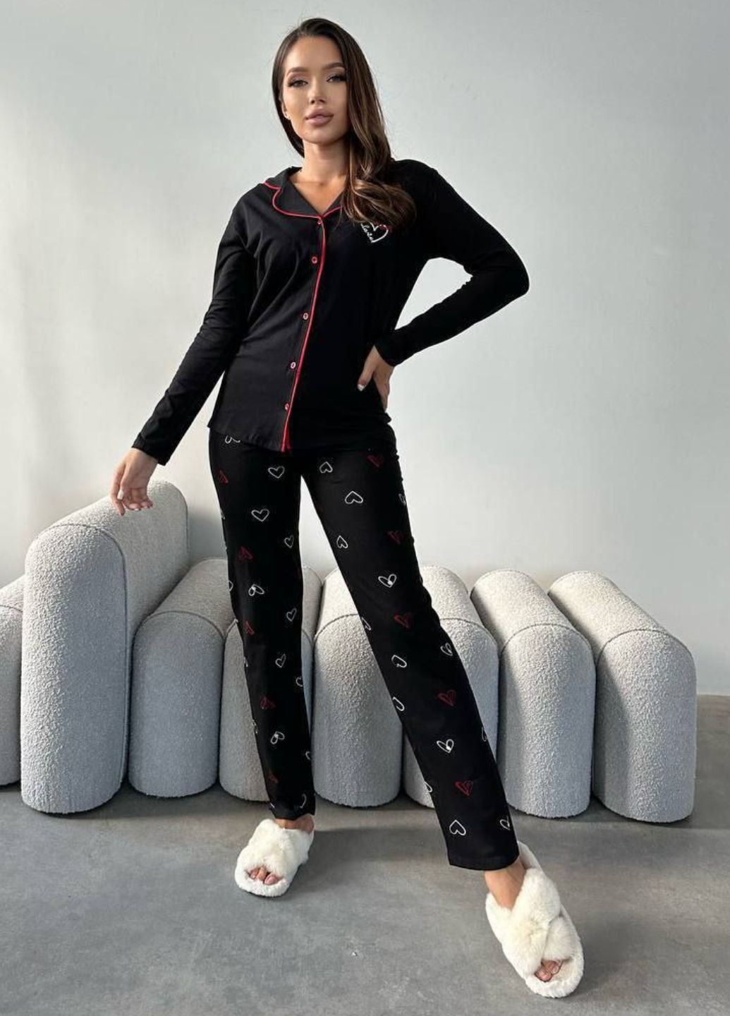 Чорна всесезон жіноча піжама з принтом у сердечках і червоним кантам сорочка + брюки Tik-Tak