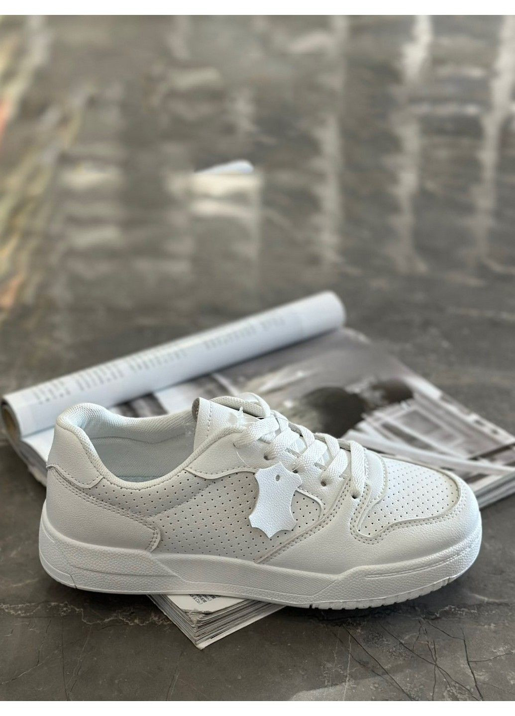 Белые всесезон кожаные перфорированные кроссовки adwn410 Stilli