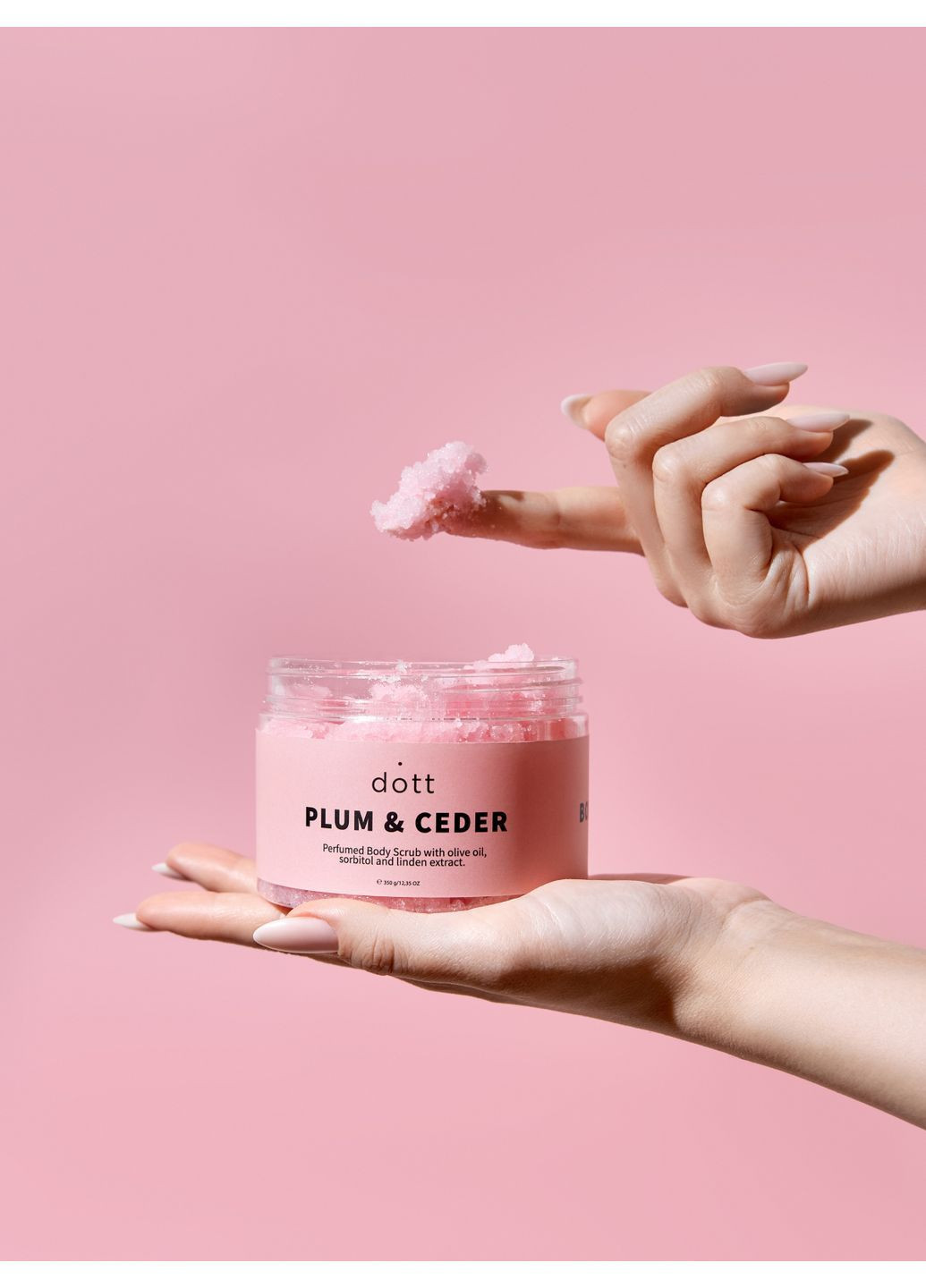 Парфюмированный скраб для тела Plum & Cedar с маслом оливки сорбитолом и экстрактом липы 350 г (604) dott (362975717)