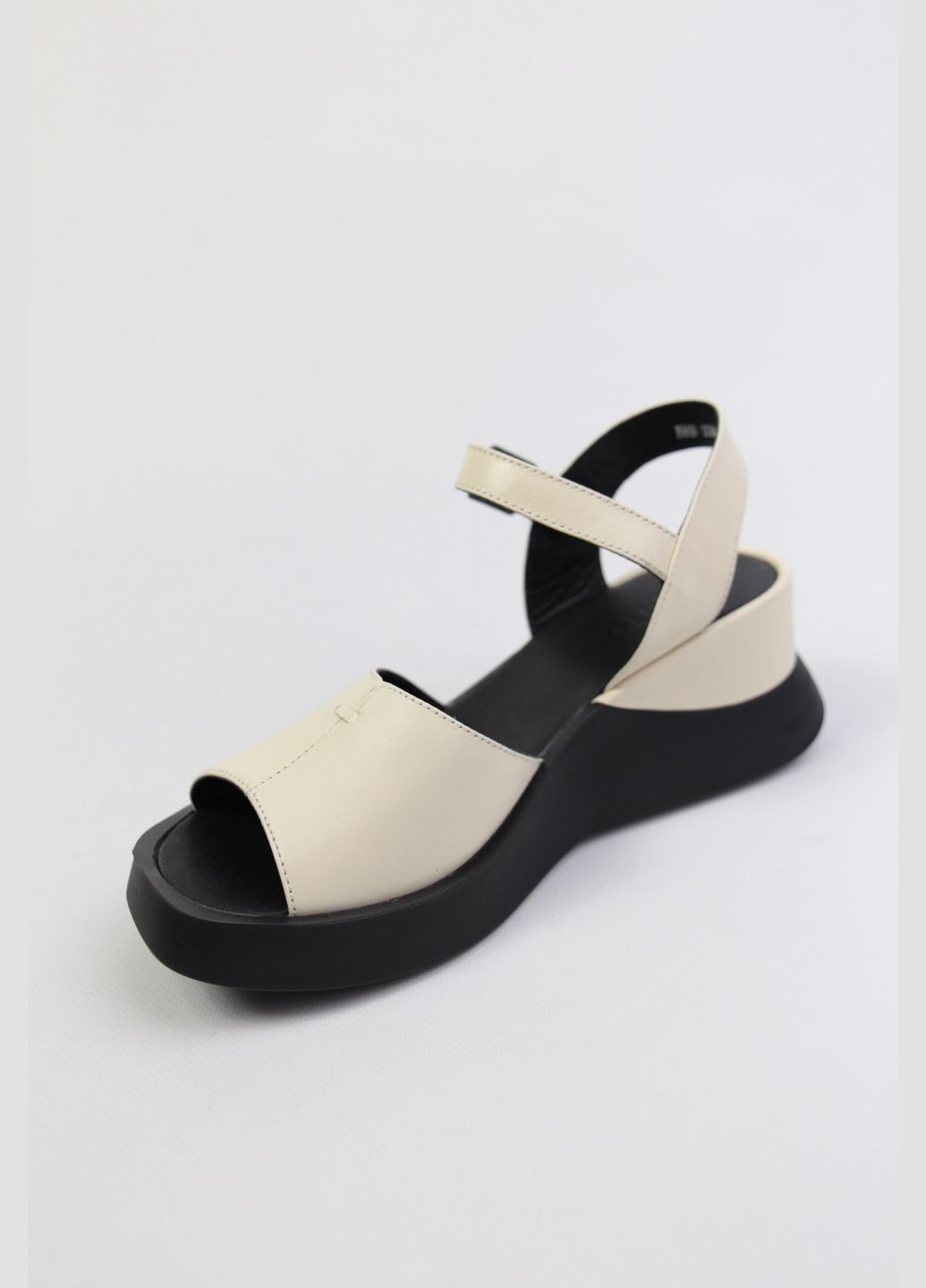 Бежевые босоножки Benito без застежки