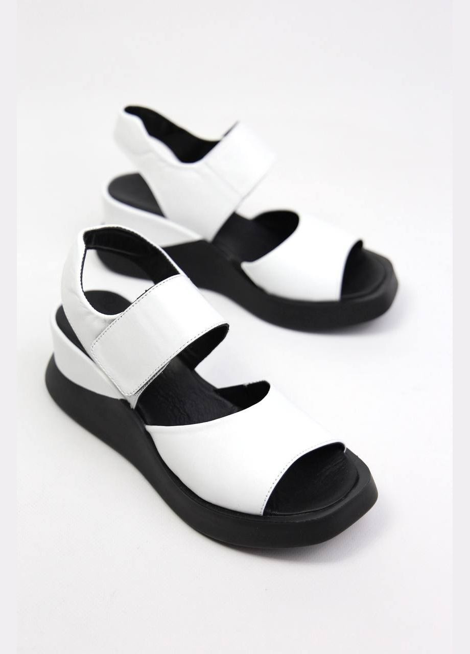 Белые босоножки Benito без застежки