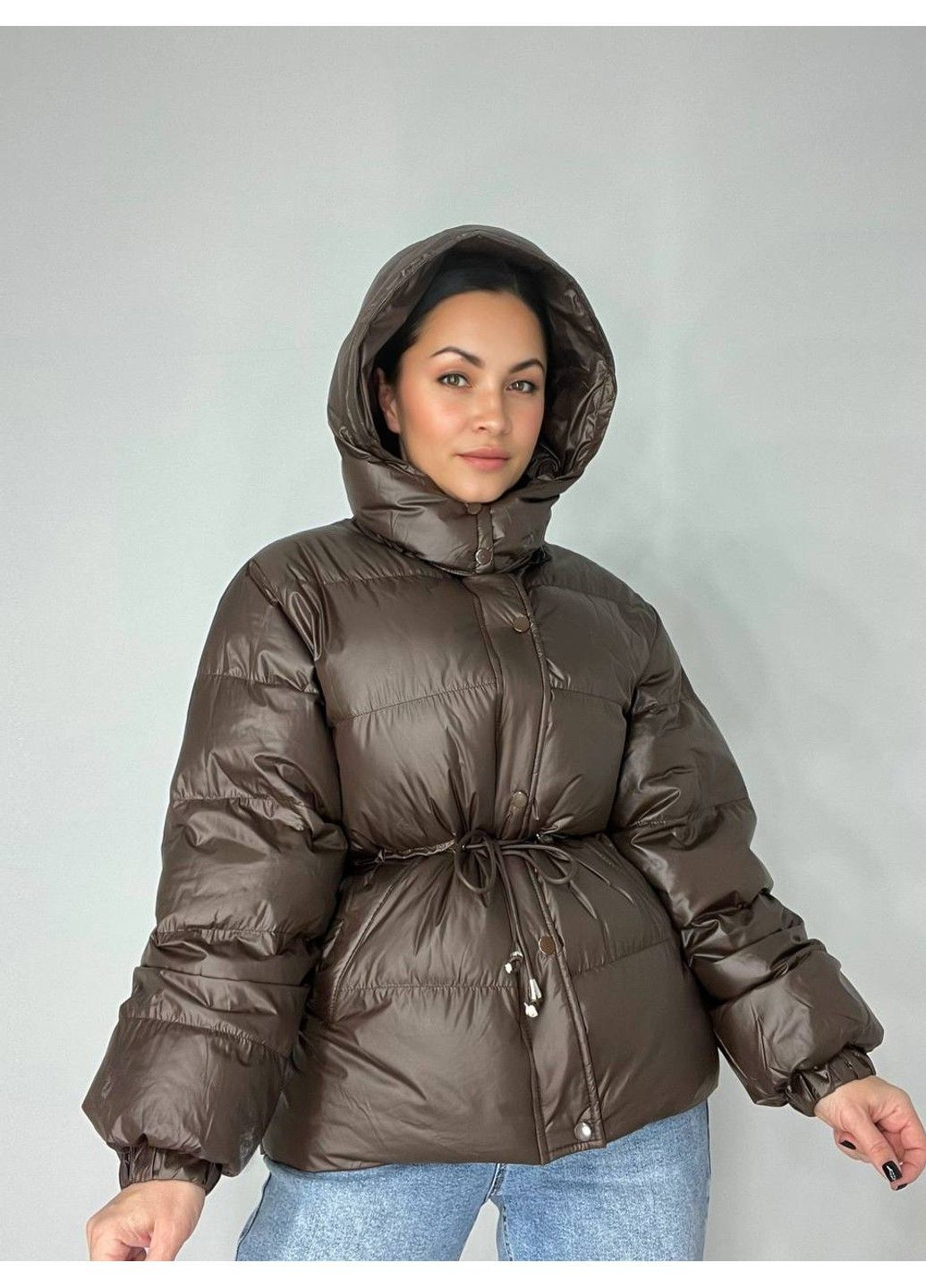 Коричневая демисезонная куртка женская 2401 глянцевая удлиненная с капюшоном пояс шнурок коричневый Fashion