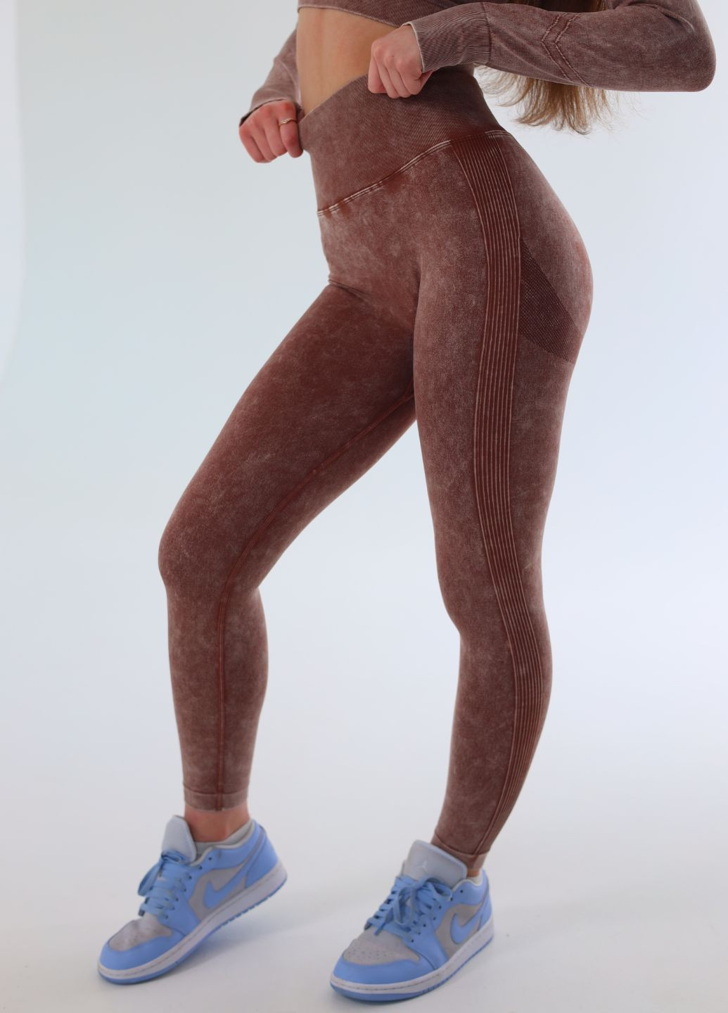 Спортивный комплект с кроп-топом и леггинсами с эффектом варенки коричневый (70053) FitFiesta (328931663)