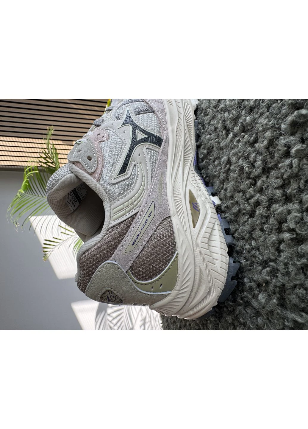 Бежевые демисезонные кроссовки мужские mizuno racer adv beige black | мизуно рейсер адв бежевые No Brand