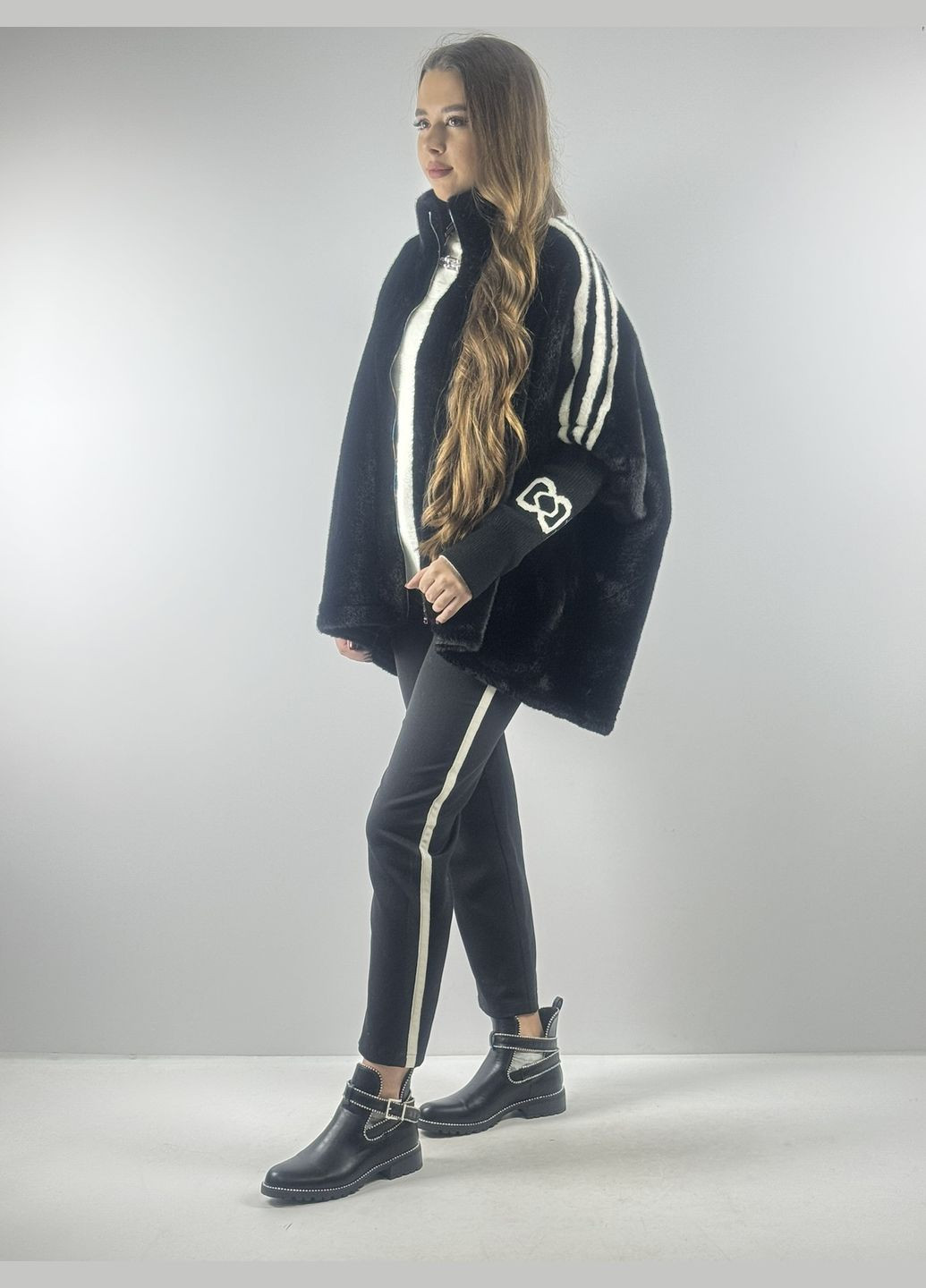 Шубка укороченная, женская, коричневая, эко мех с черными лампасами на рукавах, эко мех;* Seven (314962618)