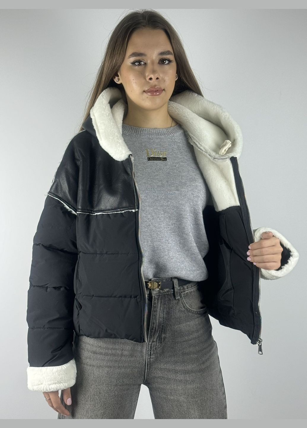 Чорна куртка жіноча, чорного кольору, комбинована еко шкіра з курточкою тканиною, укорочена, з капюшоном, відділка білим хутром Lady yep