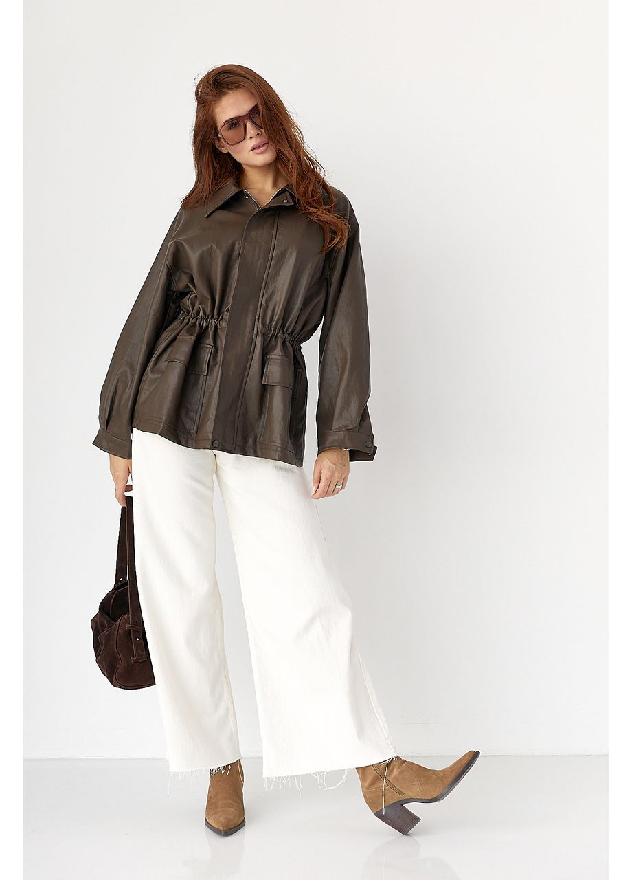 Коричнева демісезонна подовжена жіноча куртка зі шкірозамінника - коричневий колір Lurex