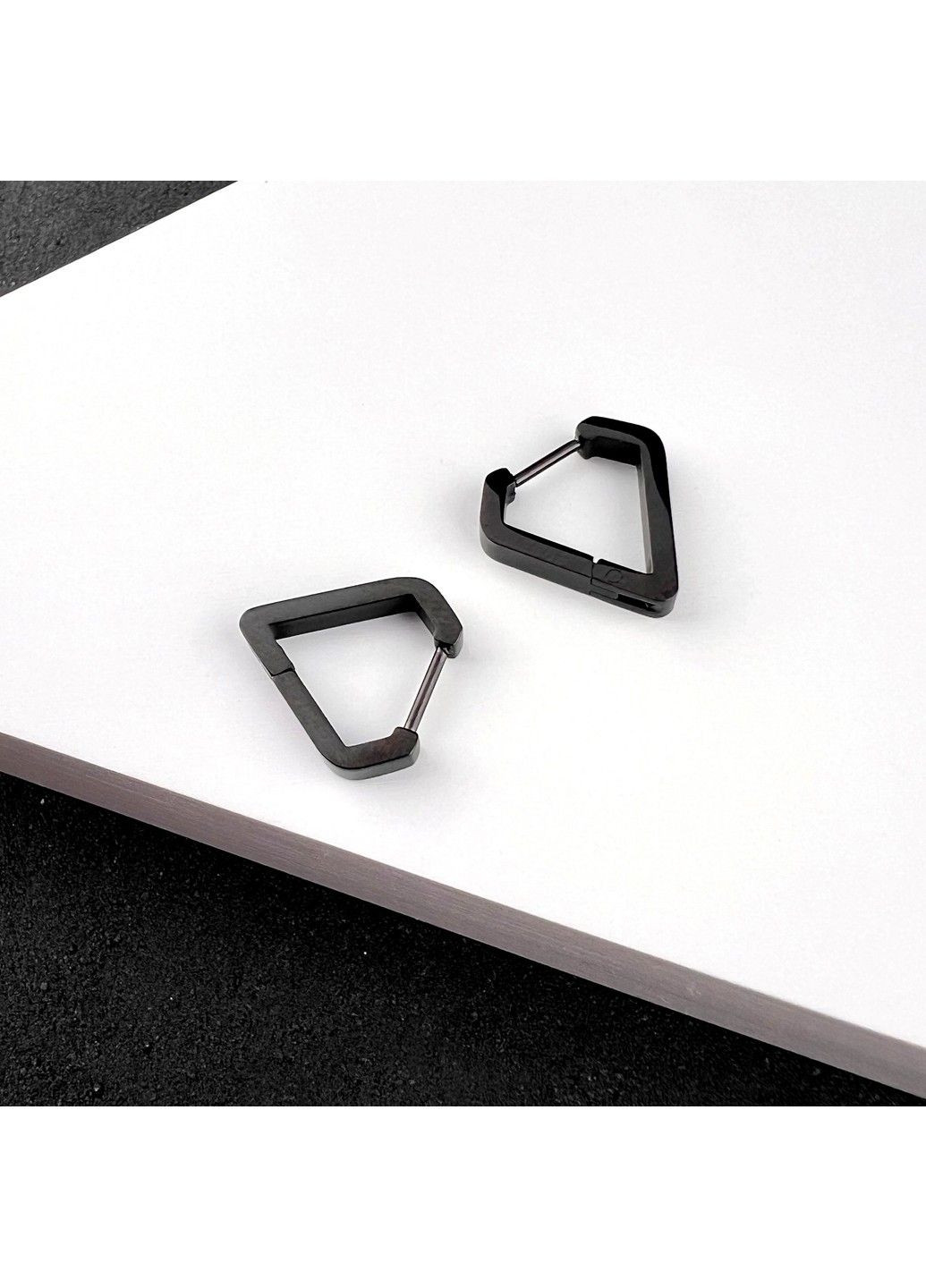 Сережки з емаллю із медичної сталі у вигляді діаманта ES-303 No Brand (299330576)