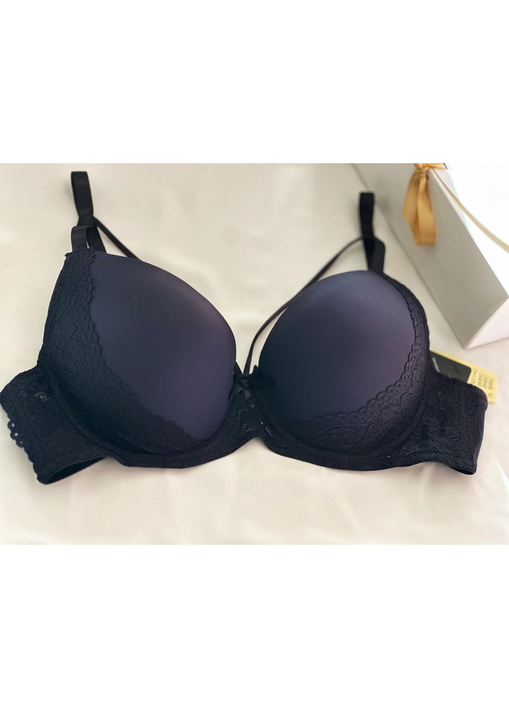 Чорний бюстгальтер колір, гладкі чашки, поролон, мереживний дизайн і декоративна партупея 34/75c Teyi