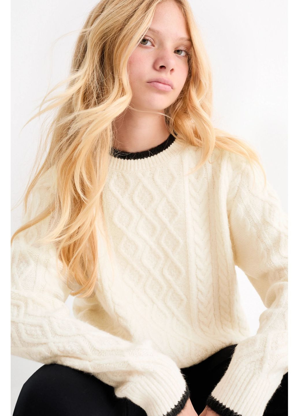 Молочный демисезонный вязаный свитер C&A