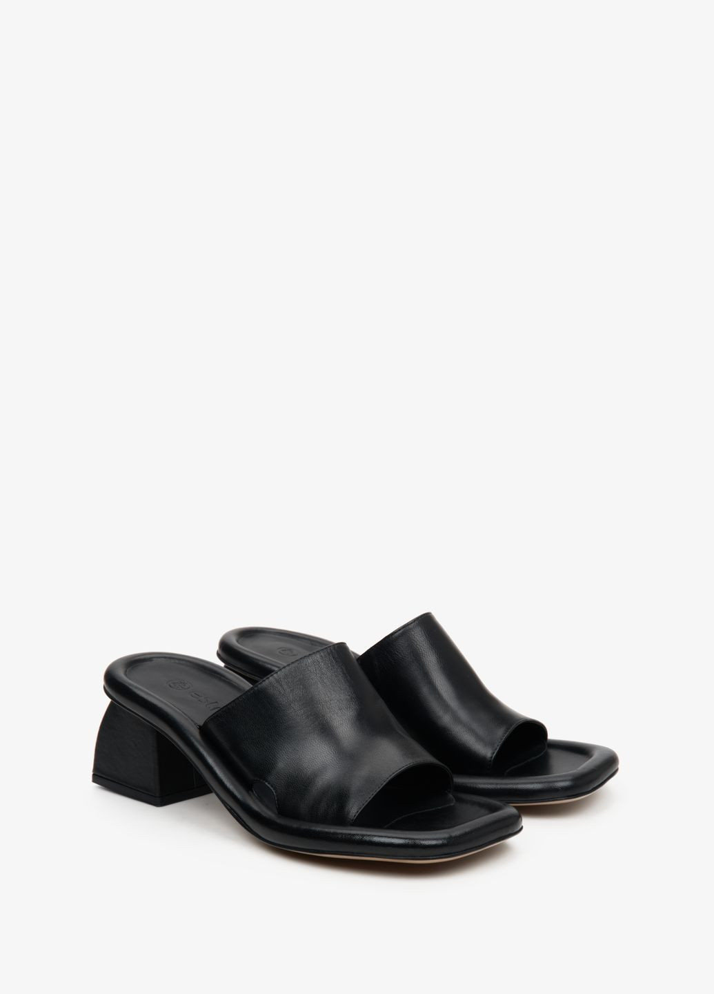 Черные шлепанцы, цвет черный Estro