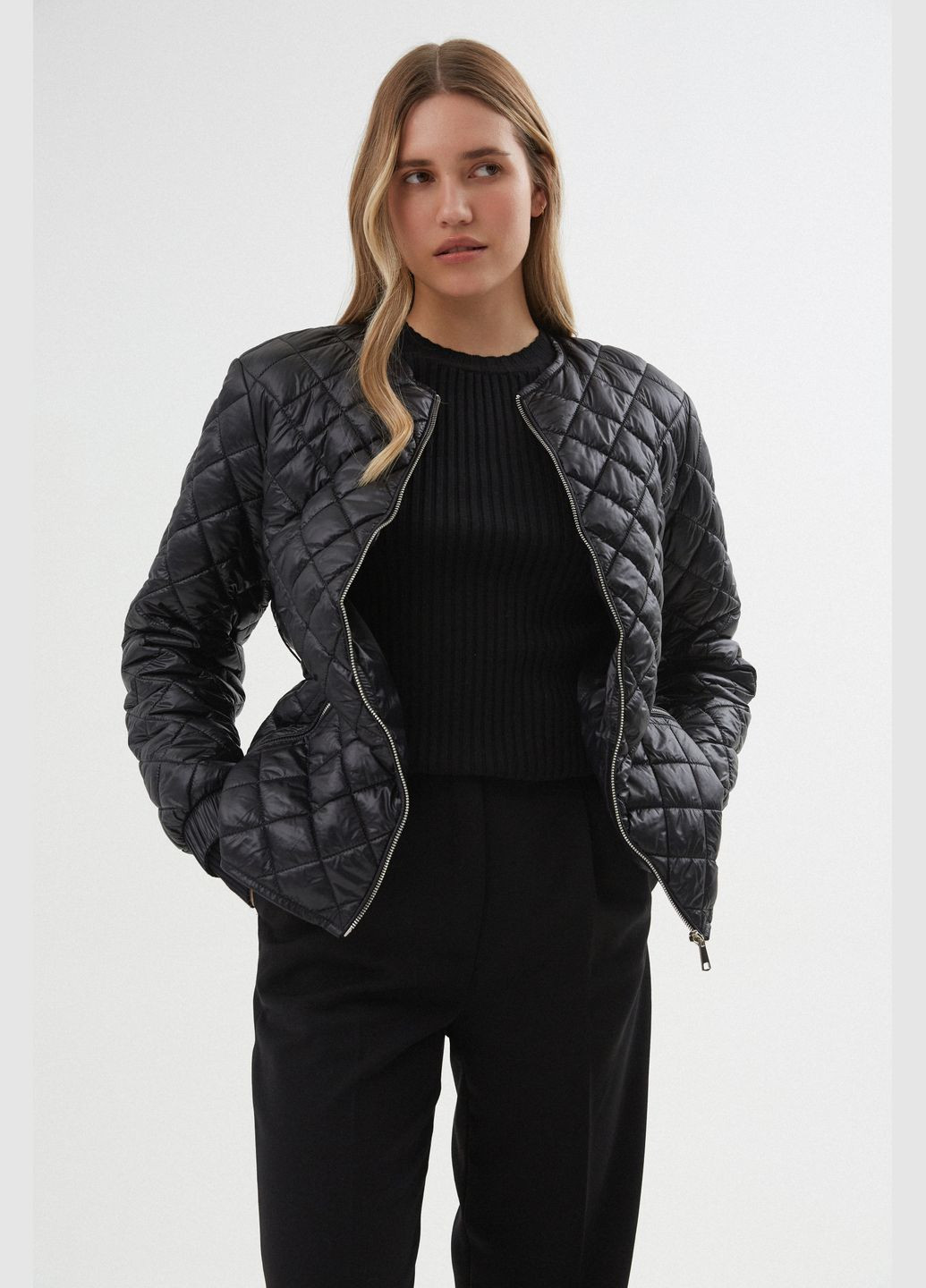 Черная демисезонная куртка, цвет черный Estro