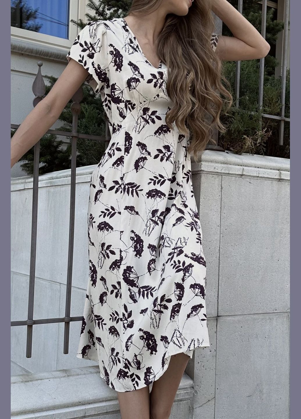 Белое повседневный платье в бордовые крупные цветы с коротким рукавом (ll85316218) LadyLike