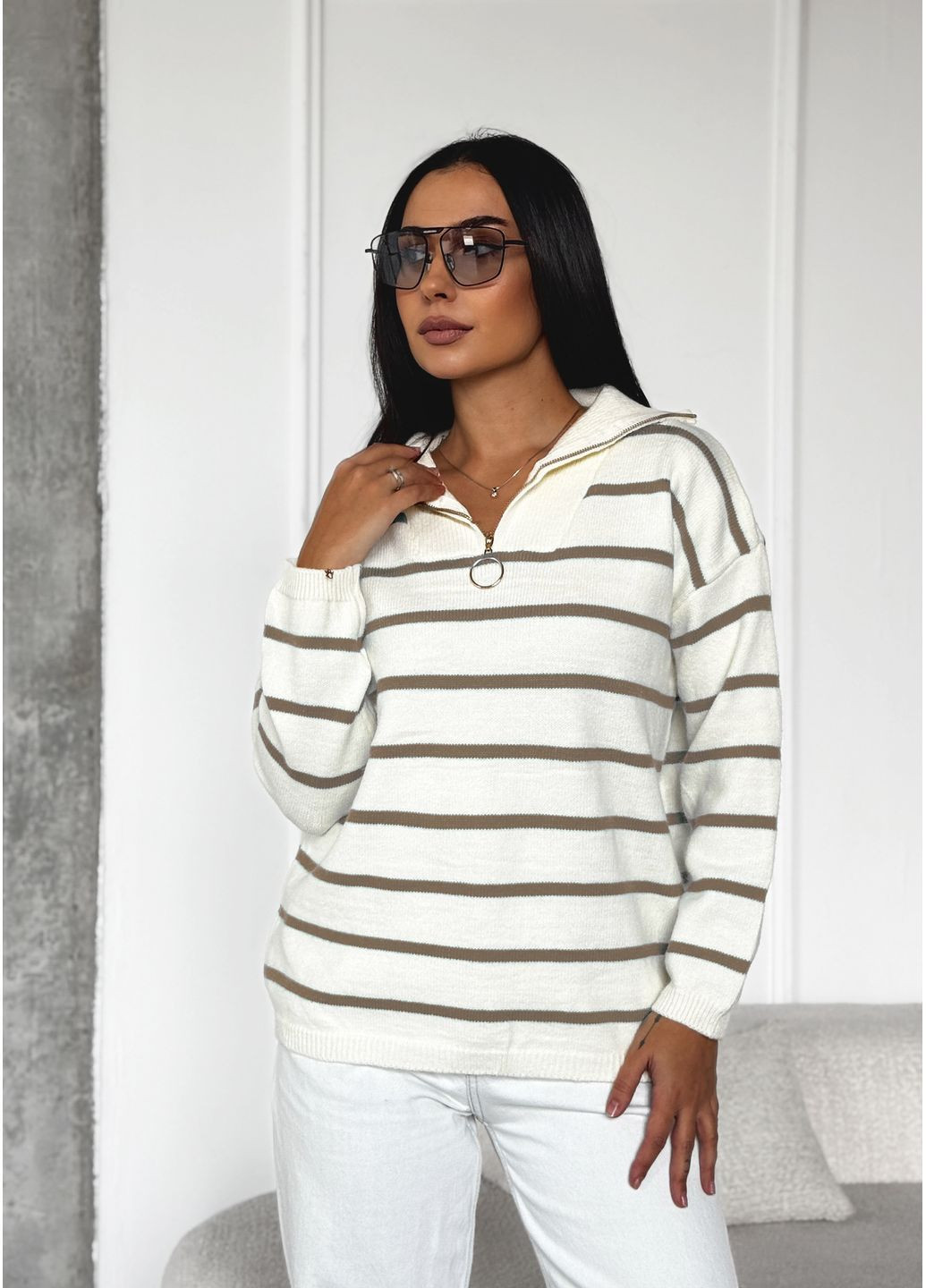 Бежевий зимовий комфортний светр з коміром-стійкою джемпер InFashion Светр