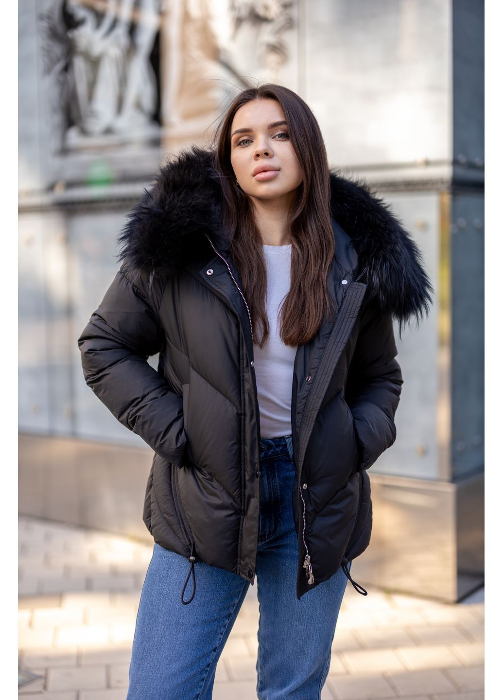 Черная зимняя зимняя женская короткая куртка с мехом енота 65526 Visdeer