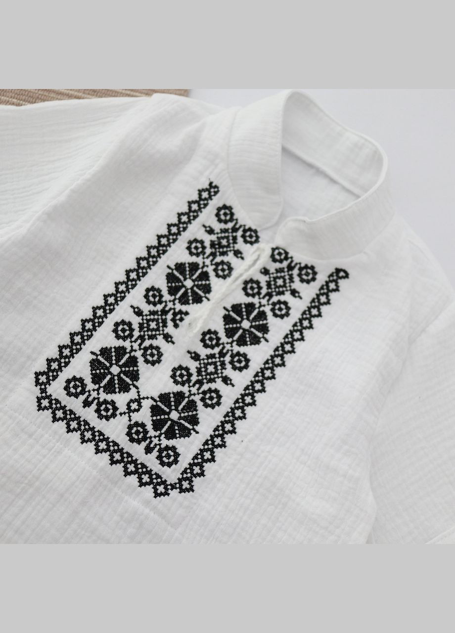 Белый летний детский муслиновый белый с черной вышивкой на крещение мальчика костюм рубашка+шорти с рубашкой, с шортами No Brand