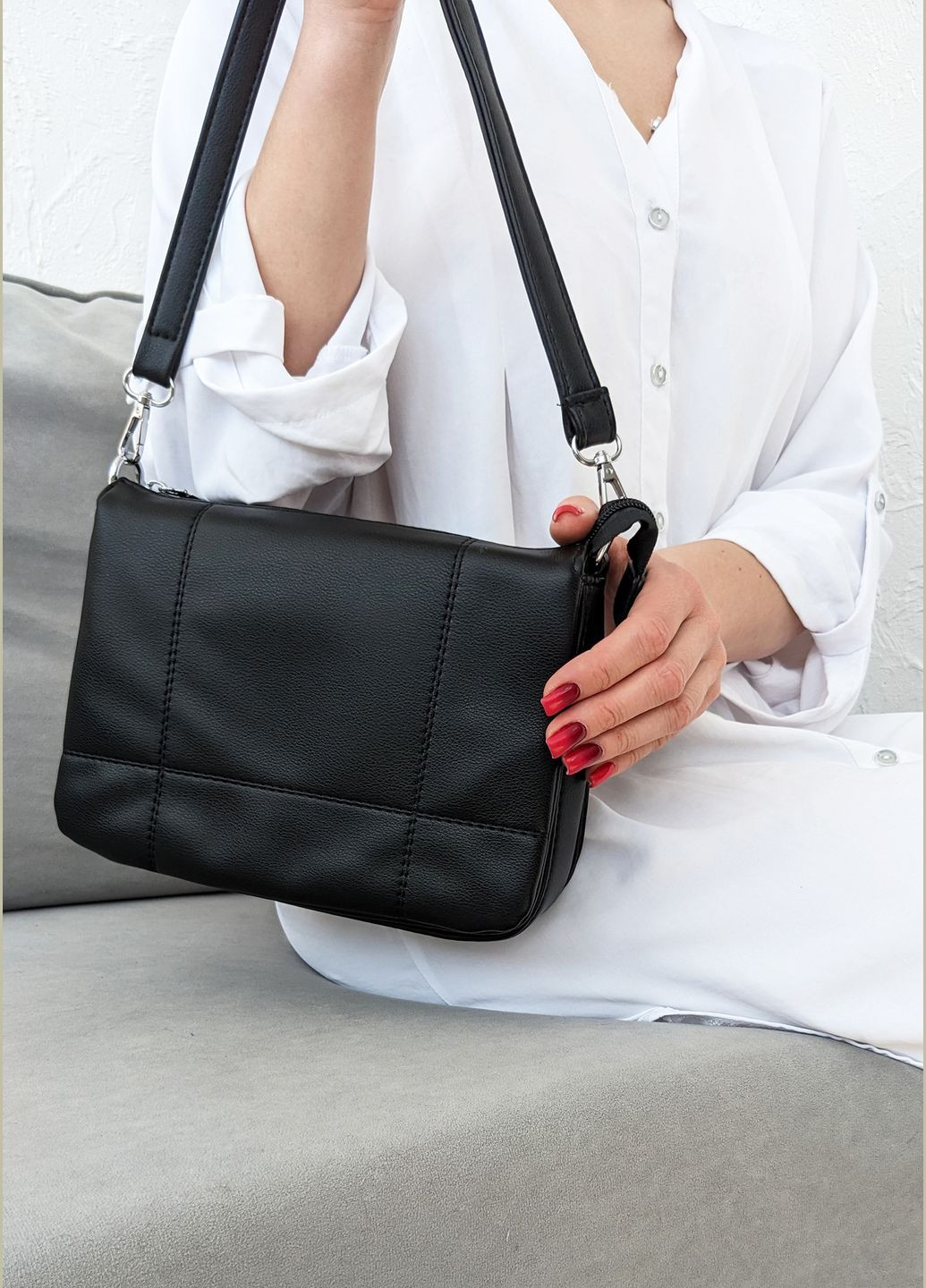 Стильная женская сумка-багет из экокожи с оригинальным декором в виде цепи и имитированного лезвия бритвы InFashion Сумка (327738507)