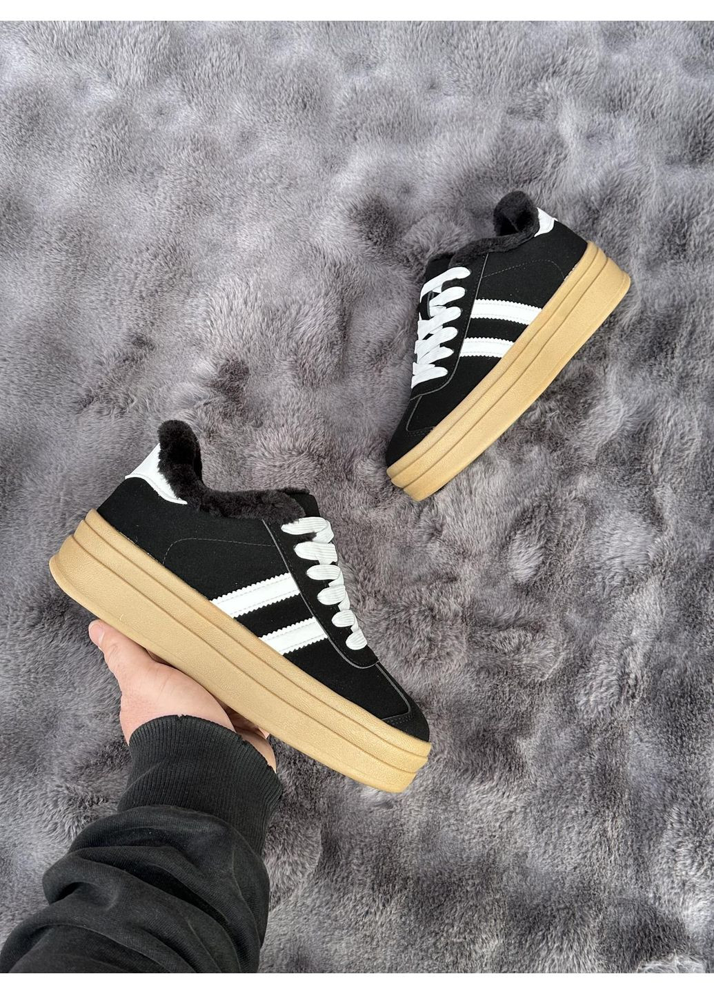 Кросівки жіночі зимові чорні білі смужки на бежевій платформі замшеві теплі з хутром снікерси повсякденні No Brand (365307544)