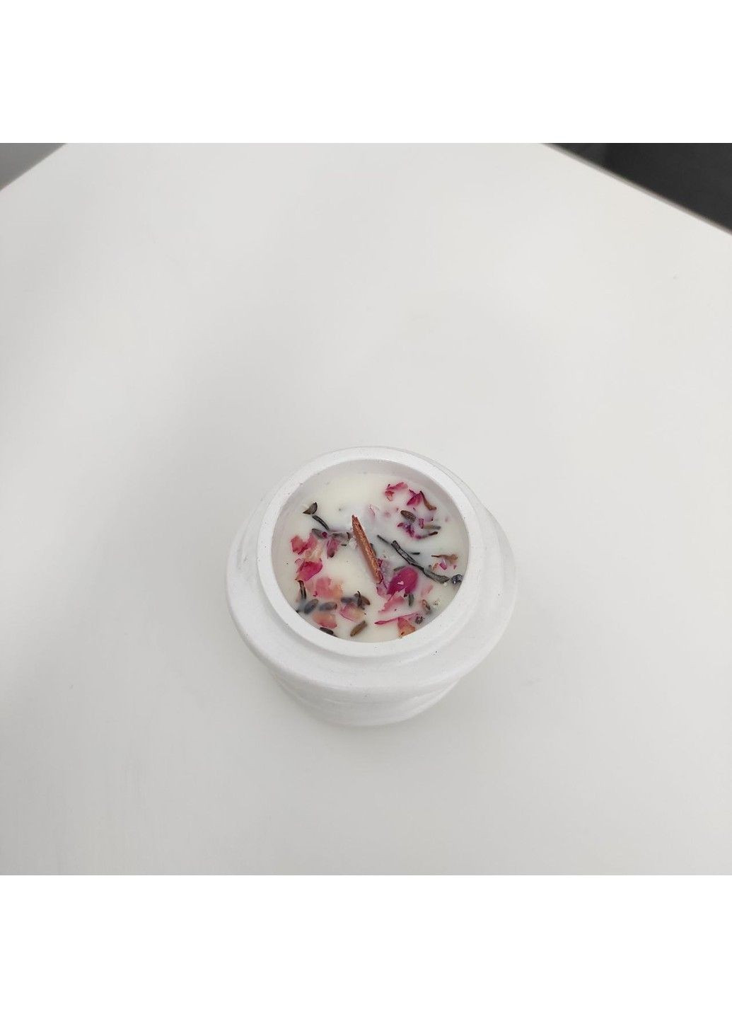 Кашпо-свеча "Ring" белая с лепестками розы и цветами лаванды (гнет дерево) Trensi (278234617)