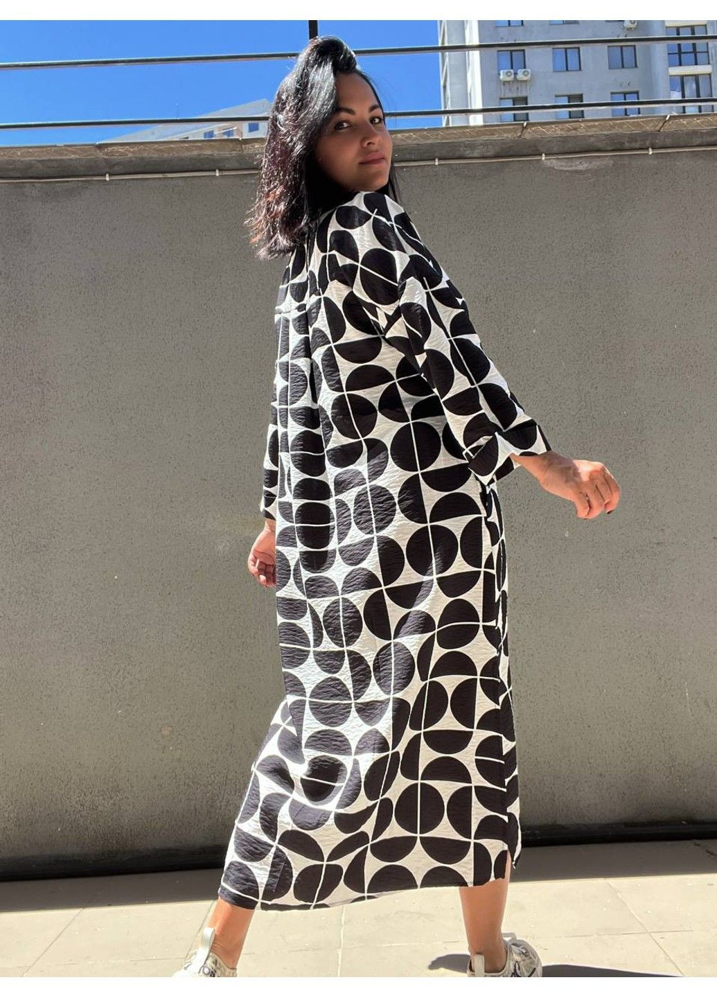 Чорно-білий сукня жіноча indigo blue 1610-0 довге на гудзиках розрізи по боках No Brand з геометричним візерунком