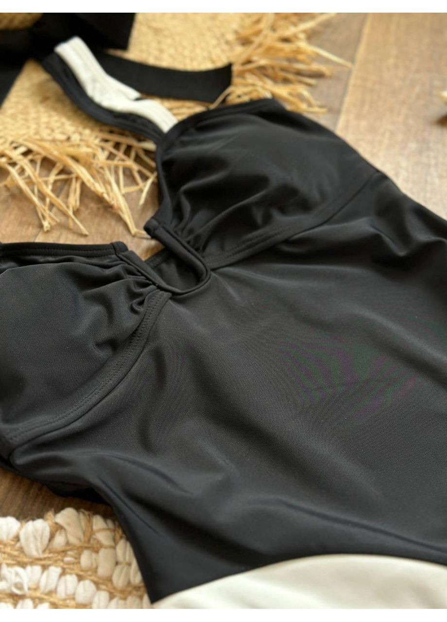 Черный летний женский купальник с белым боковым акцентом / женский монокини черный с вырезами и контрастом / женский купальный No Brand