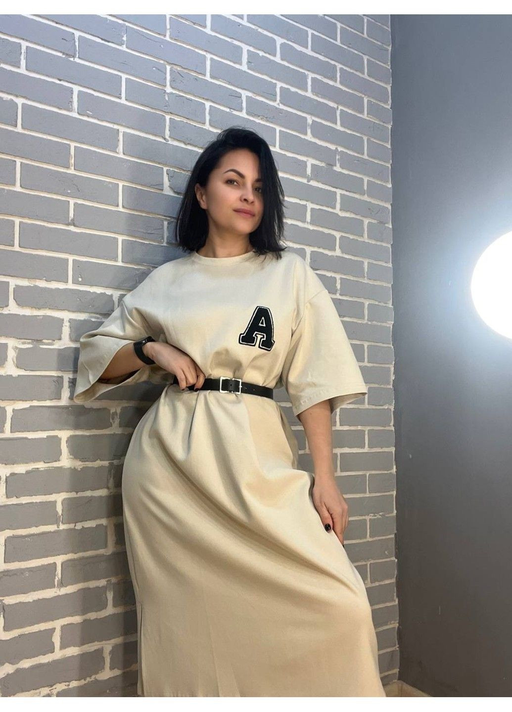 Світло-бежева сукня жіноча a-n 2506 довга оверсайз розріз з боку нашивка попереду літера "а" No Brand