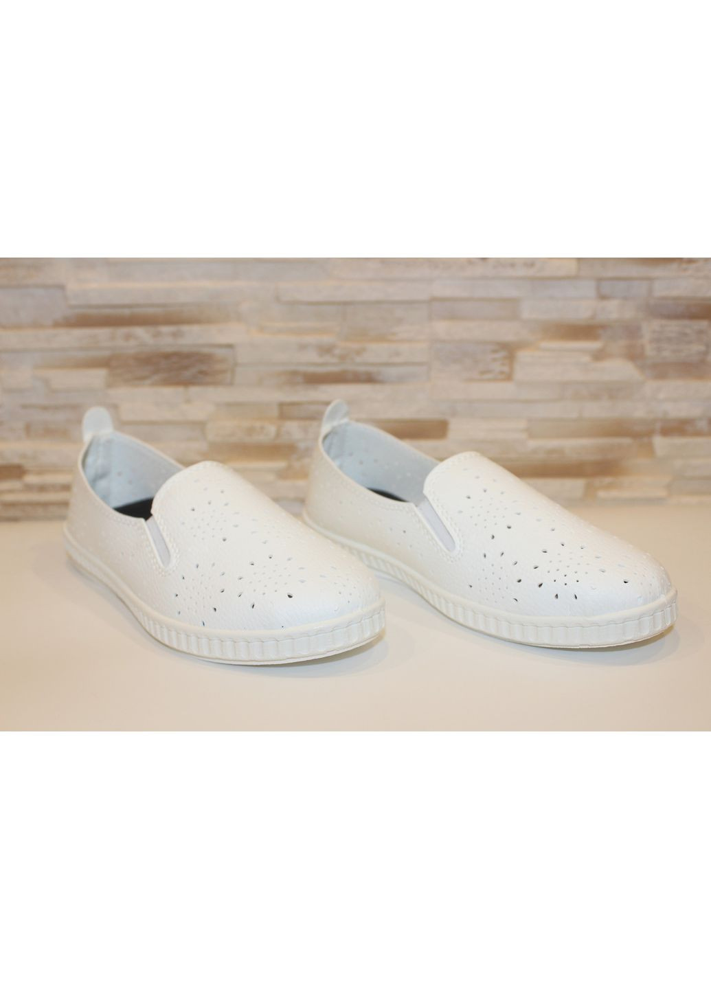 Белые слипоны женские белые с перфорацией No Brand с перфорацией, без декора однотонные