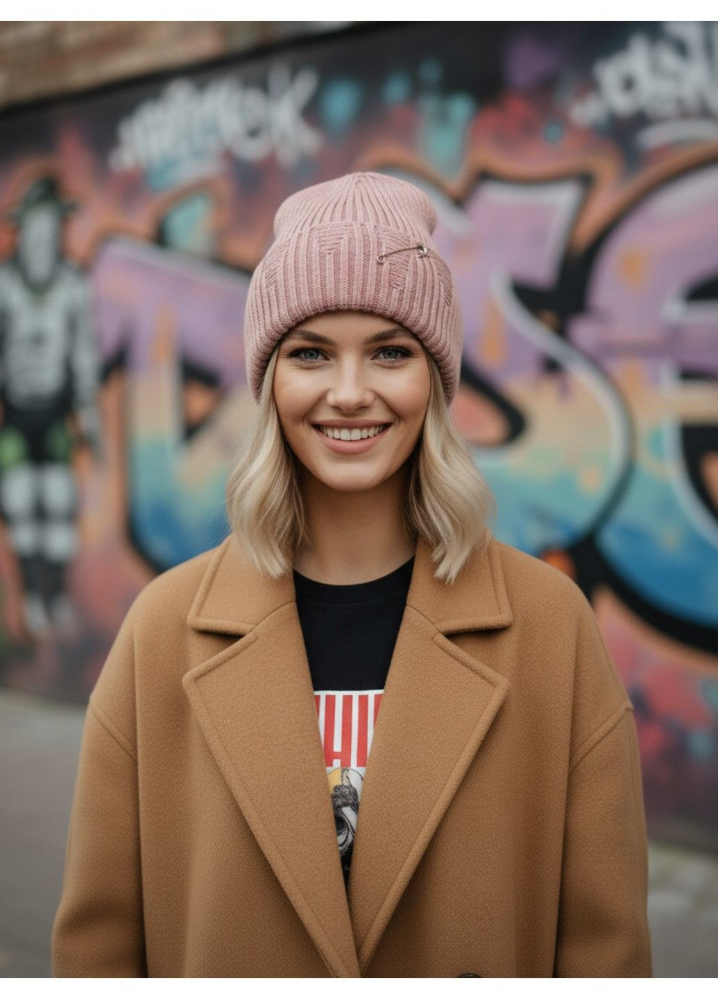 Шапка унісекс рванка з декоративною булавкою подвійна з відворотом рожева No Brand (363968691)