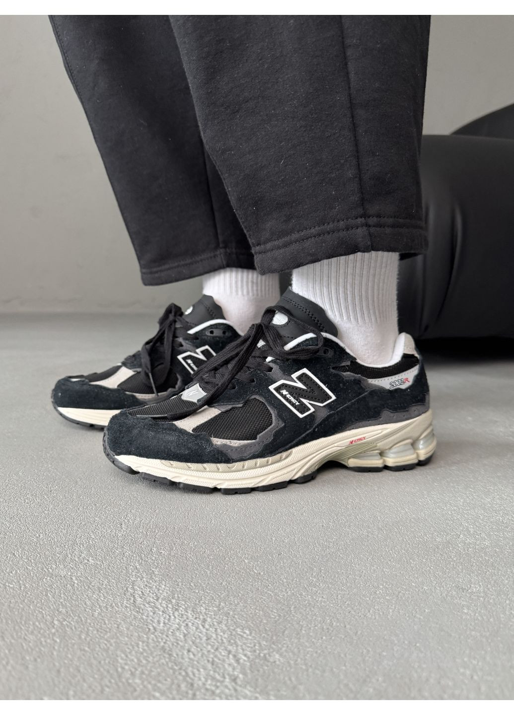 Серые демисезонные кроссовки мужские new balance 2002r protection pack black / grey нью беланс 2002r No Brand
