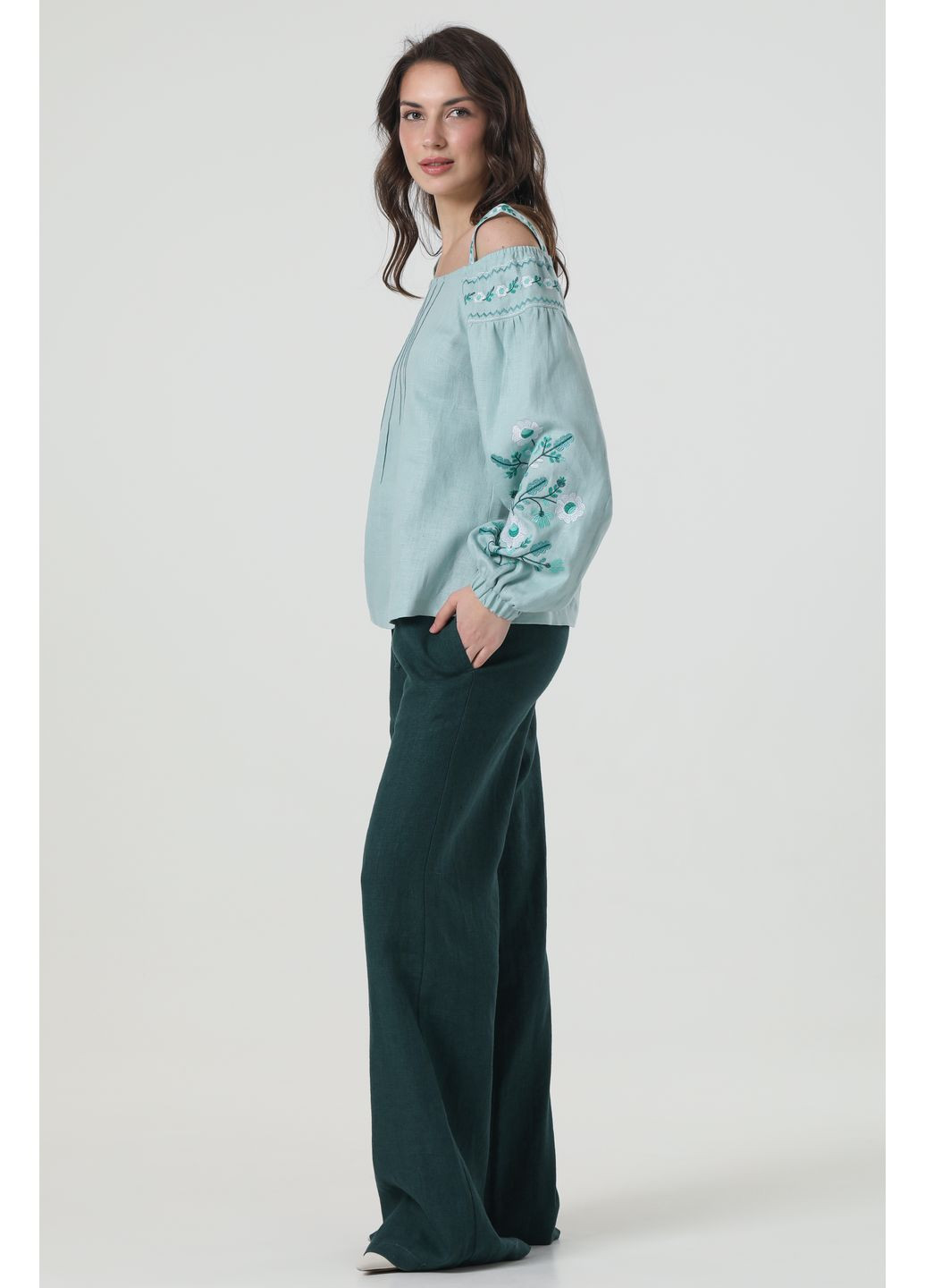 Блакитна жіноча лляна блуза вишиванка з відкритими плечима та квітковою вишивкою на рукавах мавра., р., код 9498/40/101 ГАЛЕРЕЯ ЛЬОНУ