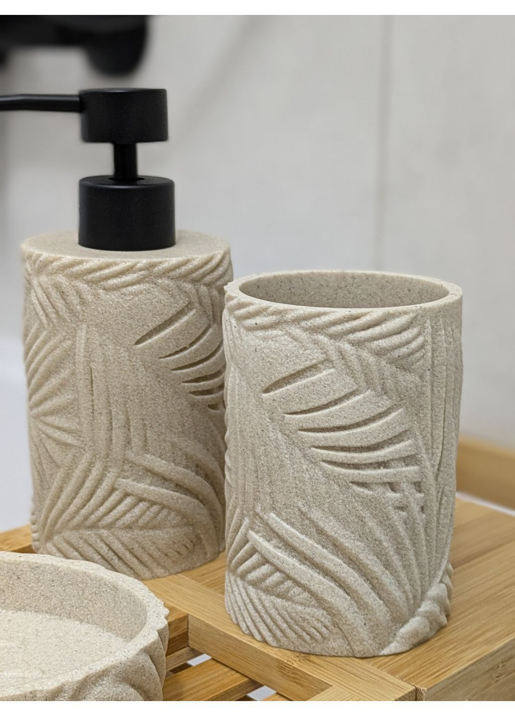 Набор для ванной комнаты 3 предмета (дозатор, стакан, мыльница) из полисмолы с тисненым песочным узором. No Brand (362217116)