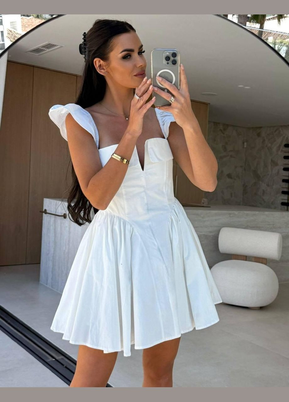 Белое повседневный платье женское - с приталенным силуэтом, открытым декольте No Brand однотонное