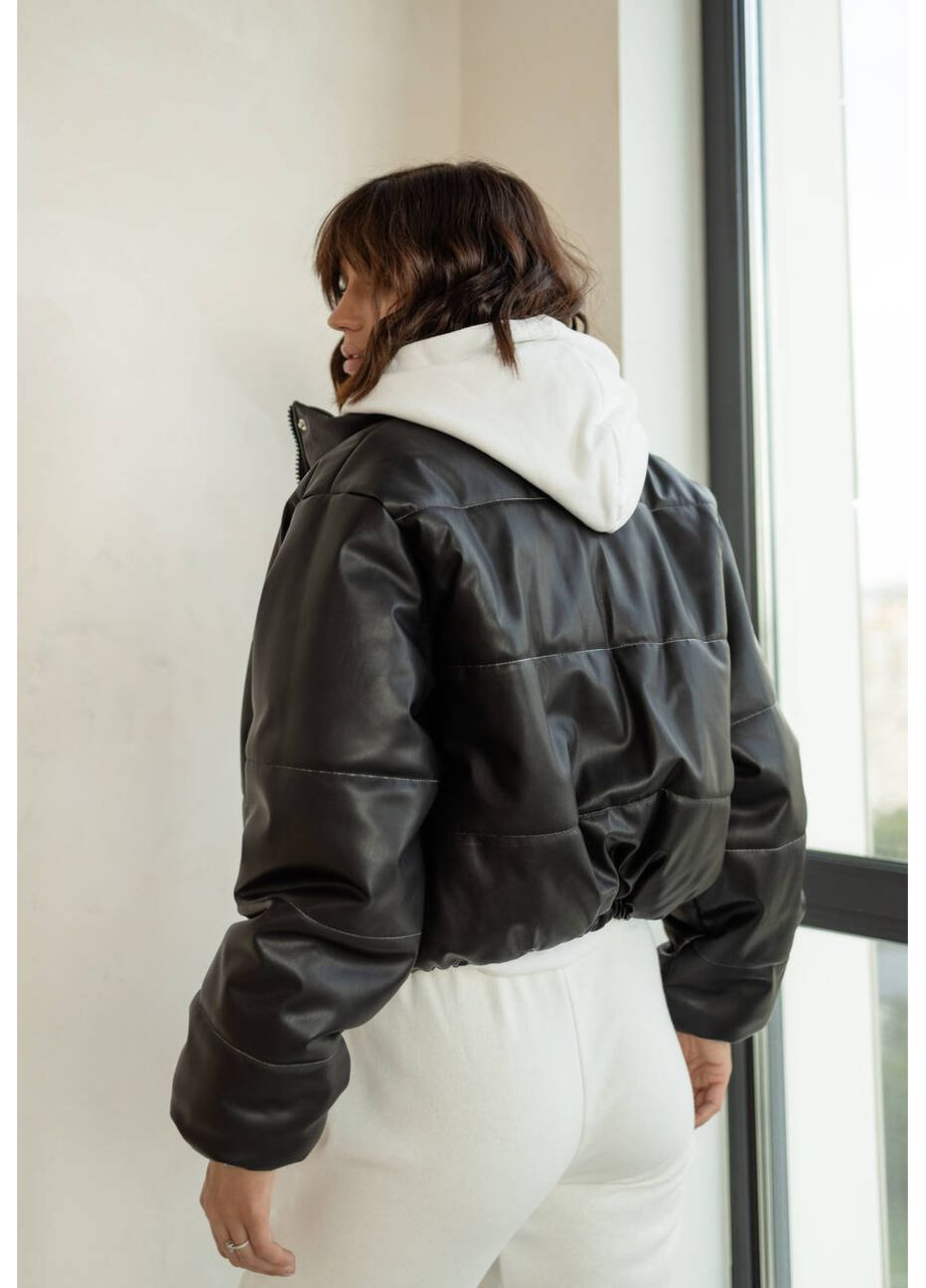 Черная демисезонная женская укороченная «дутая» куртка – бомбер bomb из экокожи (mil353) milirud