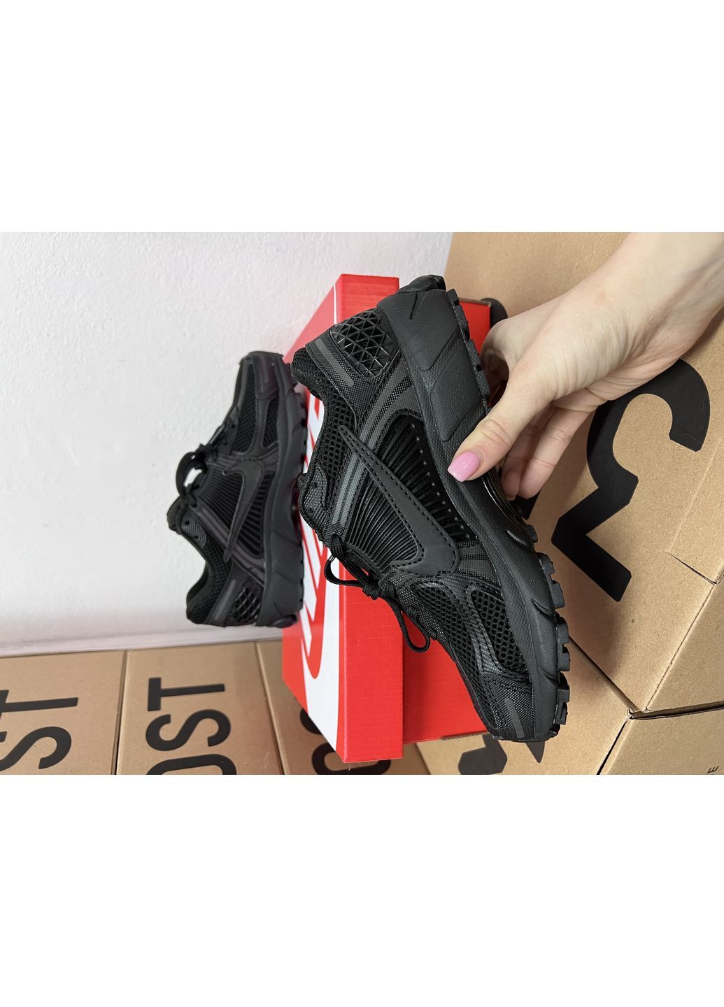 Черные всесезонные кроссовки vomero 5 black Nike