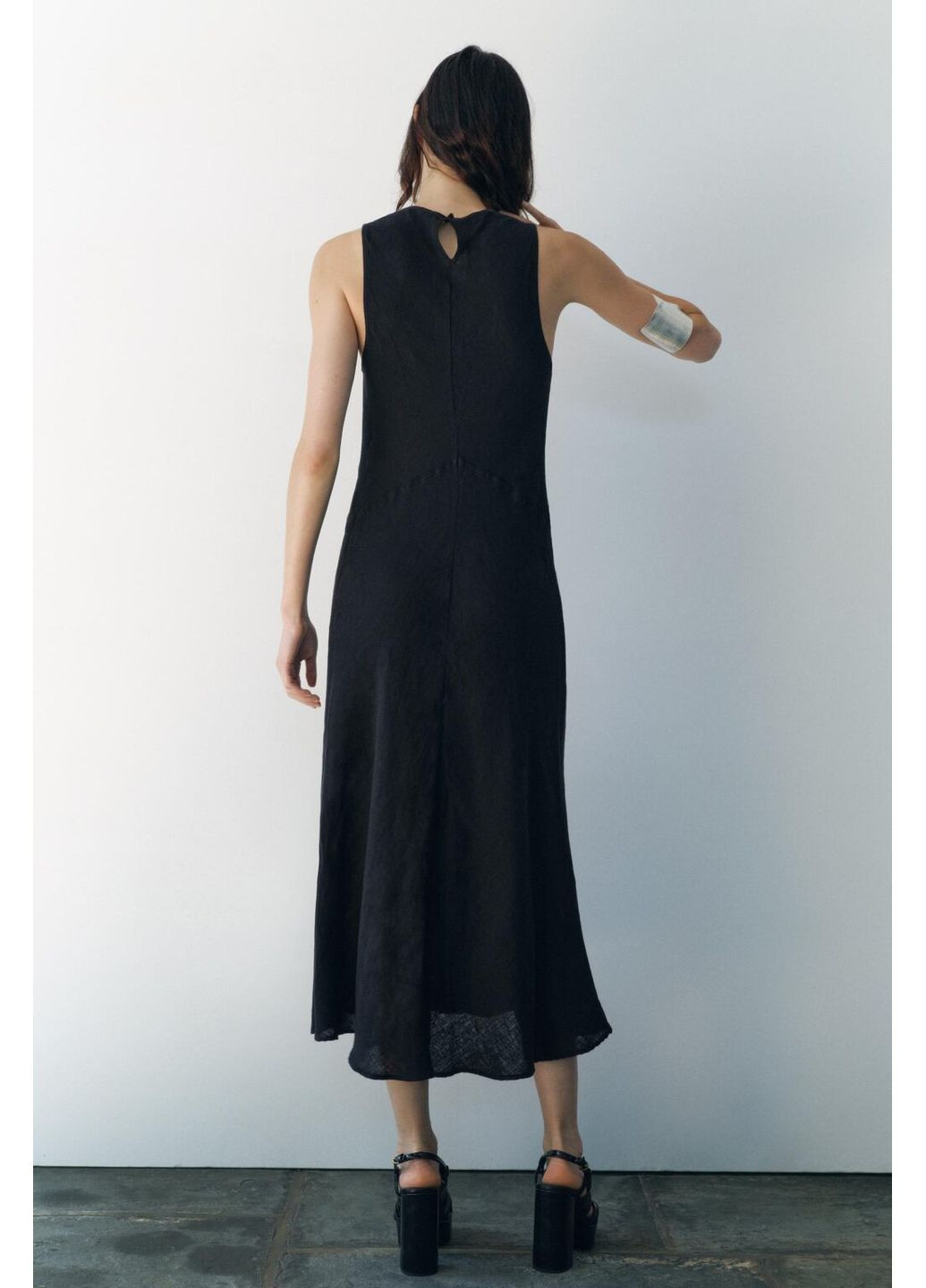 Чорна сукня міді довжини з вмістом льону Zara