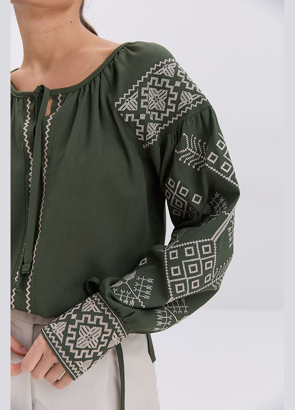 Темно-зелена жіноча вишиванка молочна з геометрією гладдю і зав'язками на манжетах Arjen (319311968)