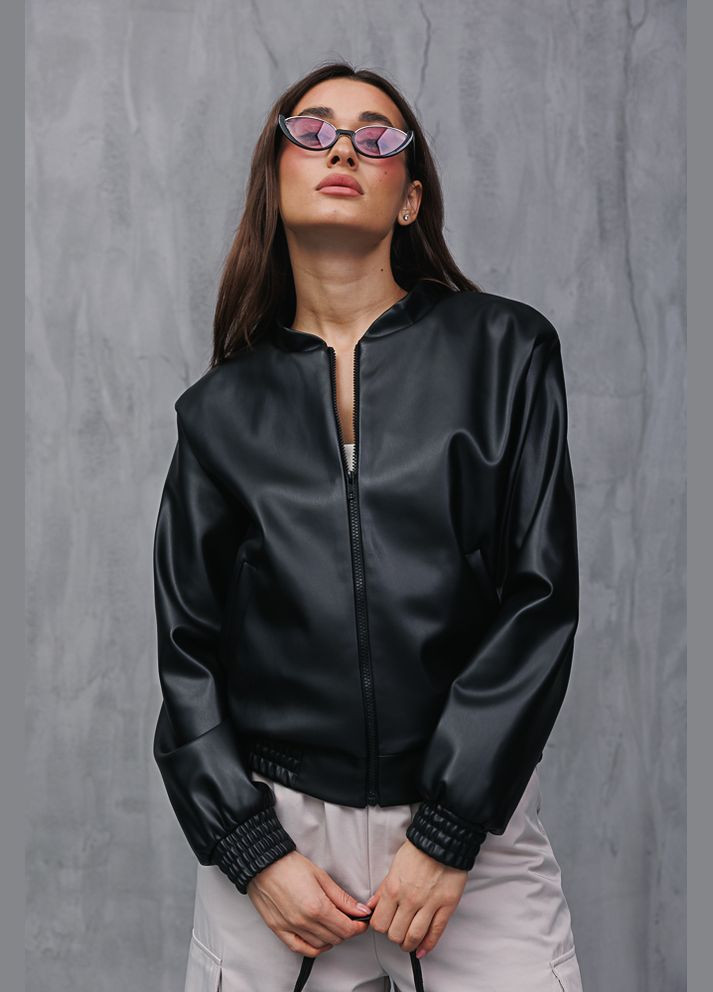 Черная демисезонная женская куртка-бомбер из кожзама Arjen