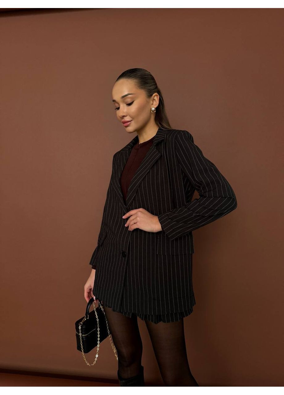 Жіночий костюм із міні-спідницею та подовженим піджаком в смужку MonCher (361057436)