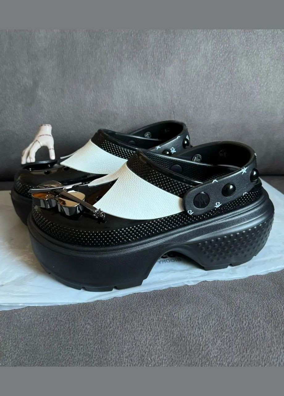 Черно-белые женские кроксы wednesday clog wednesday black Crocs на платформе с заклепками